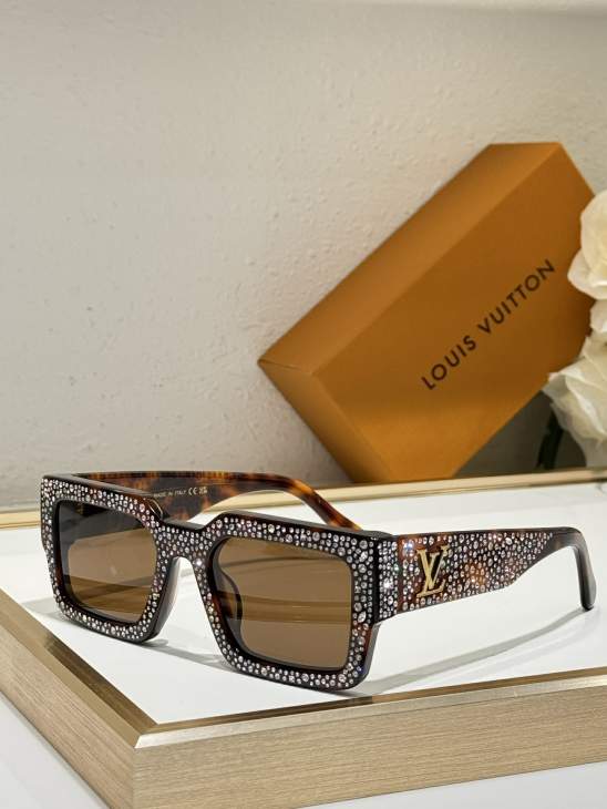 Picture of Louis Vuitton Sunglasses _SKUfw75010487fw